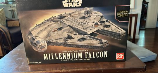 Bandai Star Wars Millennium Falcon 1/144 Plastic Model Kit Force Awakens.