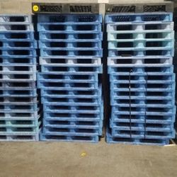 Clean plastic pallets