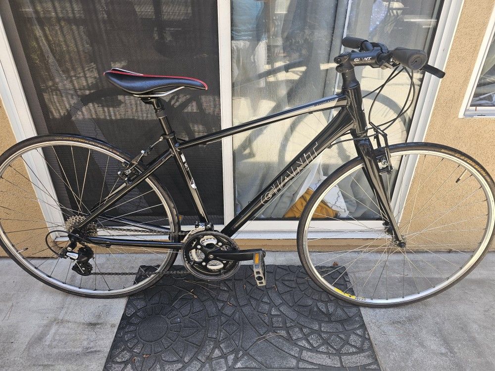 Like New Giant Escape Hybrid Bike Aluminum Frame 