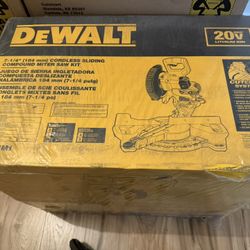 DEWALT 20V MAX Cordless 7-1/4 in. Sliding Miter Saw with (1) 20V 