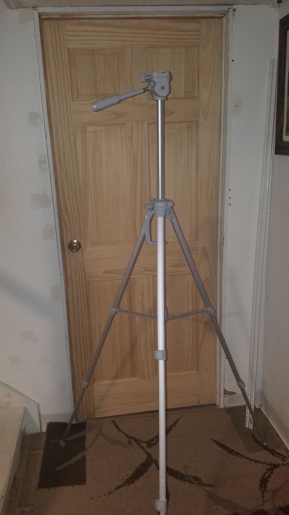 Camera tripod by Targus (model# TG-6660TR) / Extendable to 66"