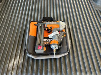 NEW RIDGID Pneumatic 18-Gauge 1-1/2 in. Finish Stapler with Contractor's Bag