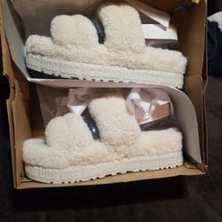 Uggs  Fluffita Cream . Off Whute 
