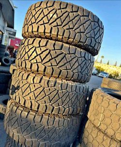 35x12.50/18 Nitto 📍📍 Vendo un set de llantas con 80% de vida las 4 📍🌟