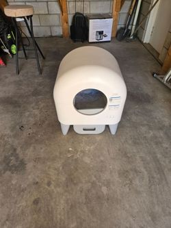 Self cleaning litter box