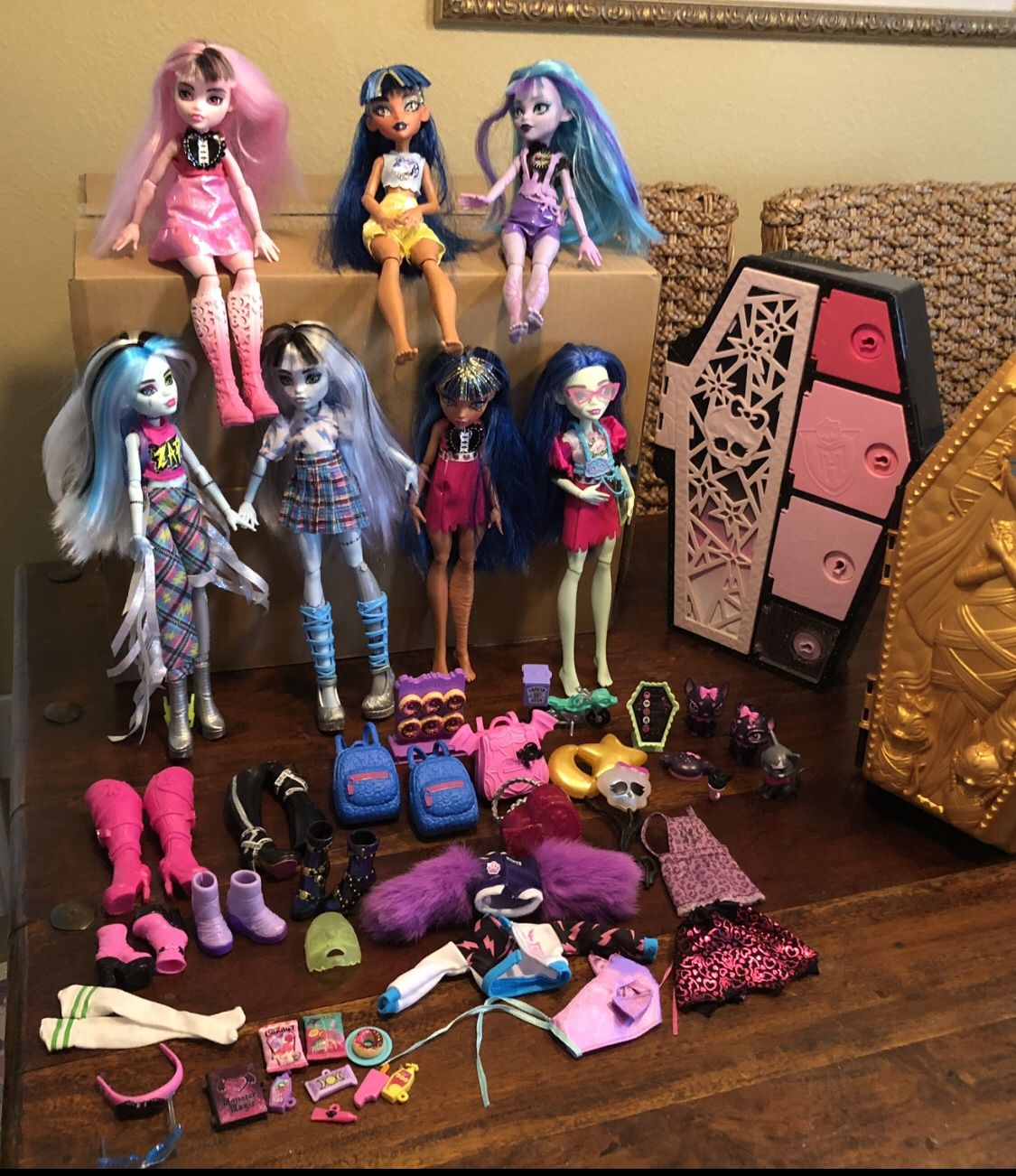 Bundle of 7 Monster High Dolls Plus Lots Of Accessories