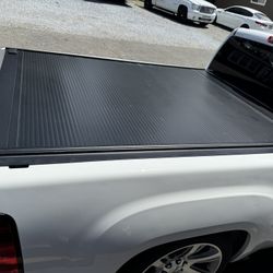 RETRAX ONE MX MANUAL RETRACTABLE TONNEAU COVER