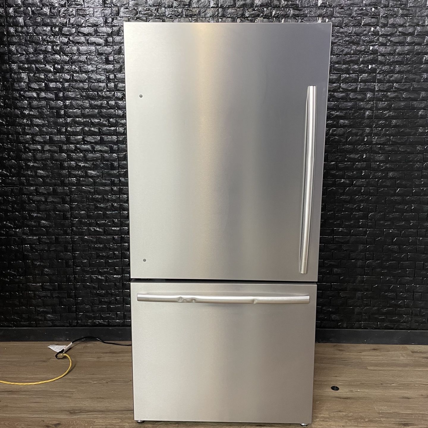 Mora Refrigerator w/Warranty! R1698A