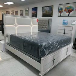 Queen Bedroom Set 👉 SPECIAL CLEARANCE SALE. Ask for Price 