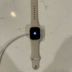 Apple Watch Series 7 41MM in Starlight