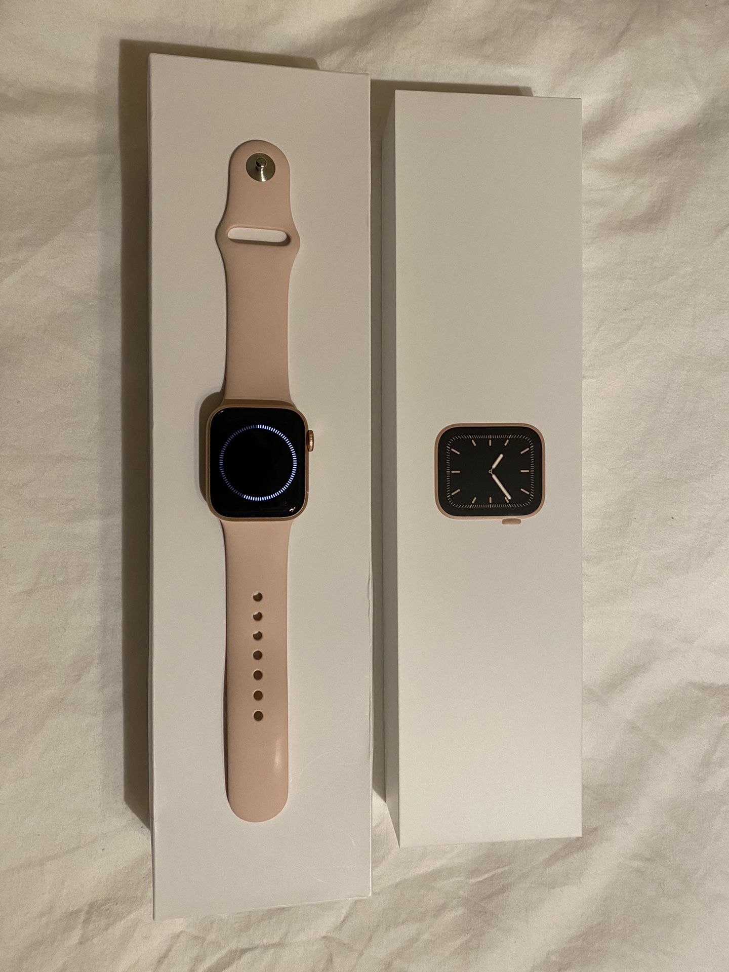 Apple Watch Series 5 Gold Aluminum 40MM Flawless Condition (GPS) with Pink Sand Sports Band