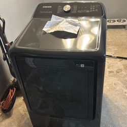 Samsung Gas Dryer With Installation Accessories 