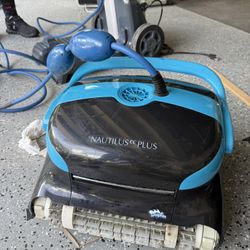 Dolphin Nautilus plus Pool Vacuum Cleaner 