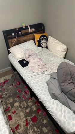 Really good bed has charging cables