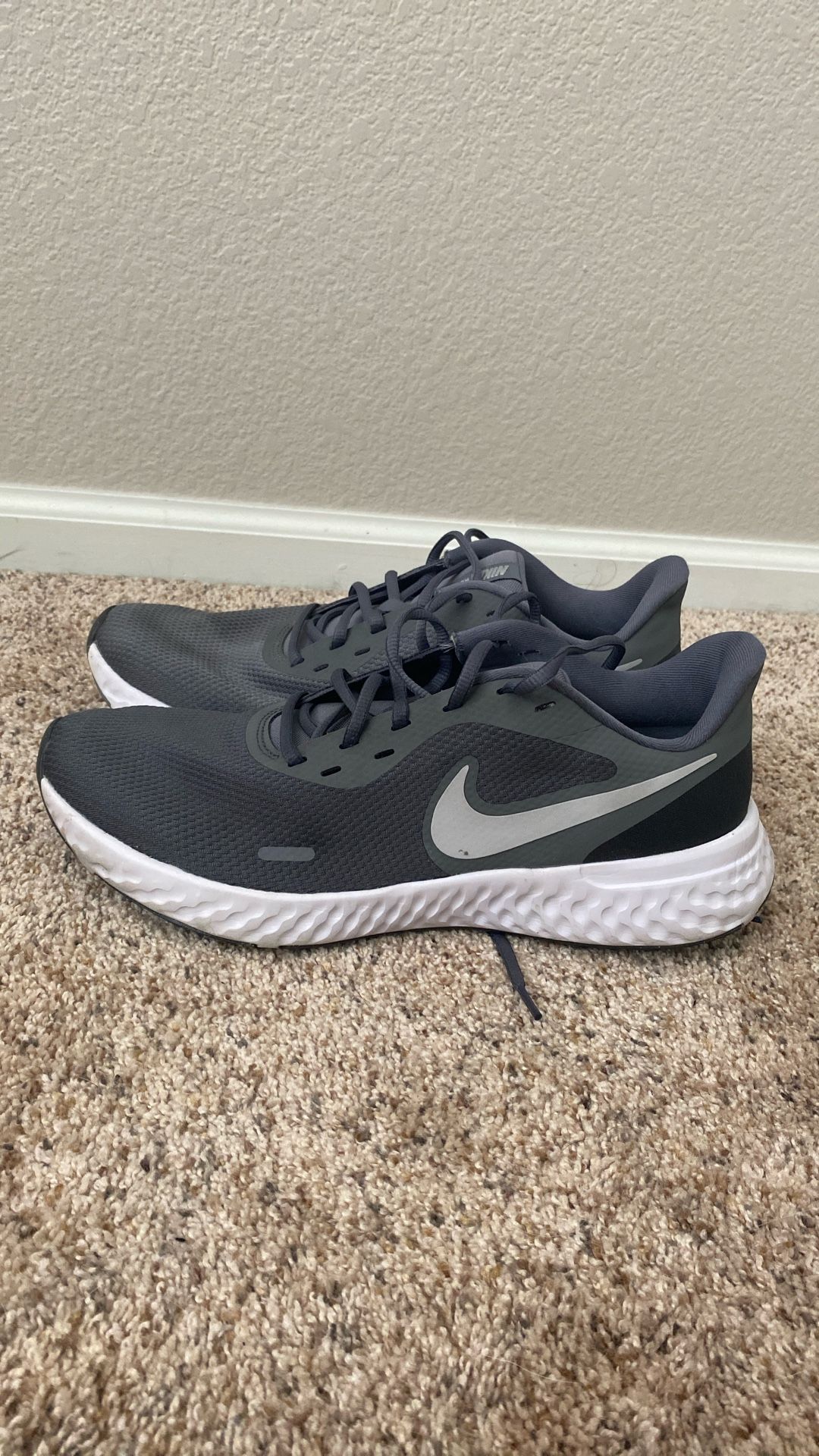 Nike Revolution 7 Running Shoes (grey And White)