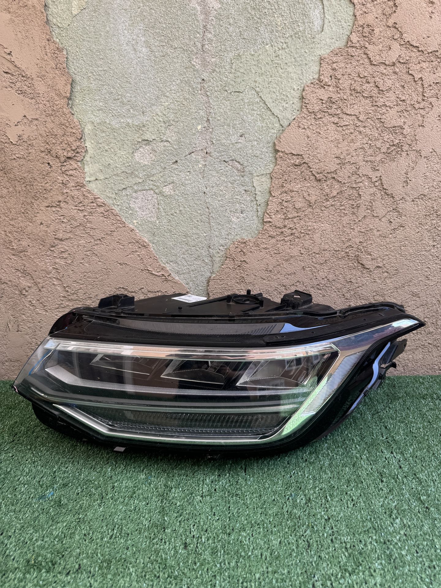 2022 2023 2024 VOLKSWAGEN TIGUAN FRONT LEFT DRIVER LED HEADLIGHT OEM