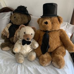Bear Family In Antique Clothing 