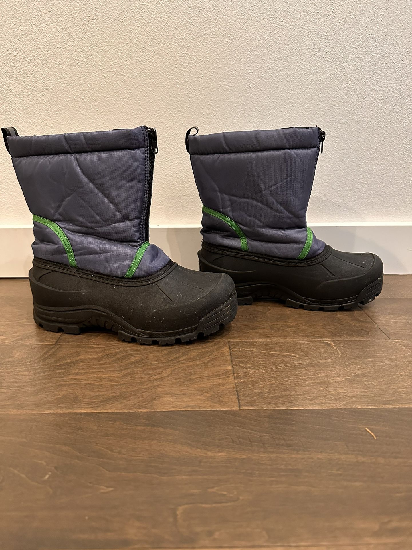 Kids Size 7 Snow Boots