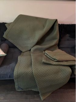 Ralph lauren green Argyle design, sateen quilt with 2 secretive pillow covers.