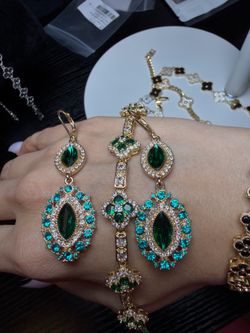Stunning, Emerald Clover Leaf and earrings set!