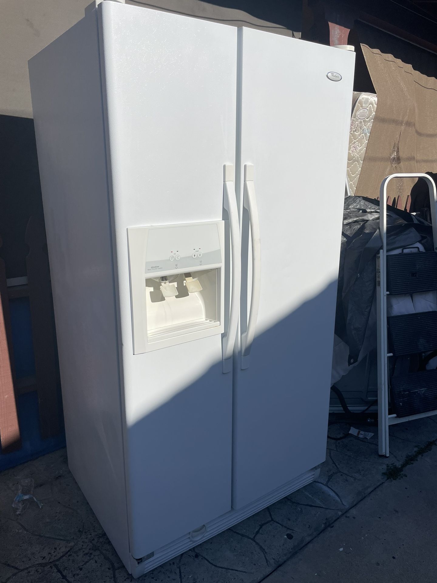 BEAUTIFUL REFRIGERATOR WORKS GREAT