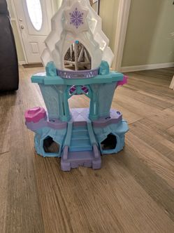 Little people frozen castle