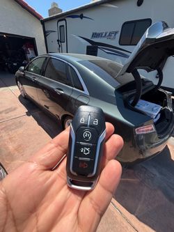 Car keys and remotes / Control y llaves para autos