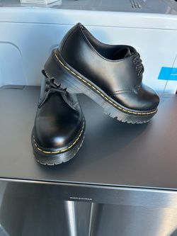 Doc Martin low tops  Sz. 7 Women’s