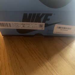 Womens Nike Air Jordan 1 Retro High - Size 8