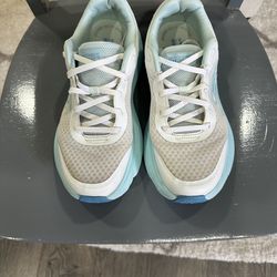 Woman’s shoes size 9