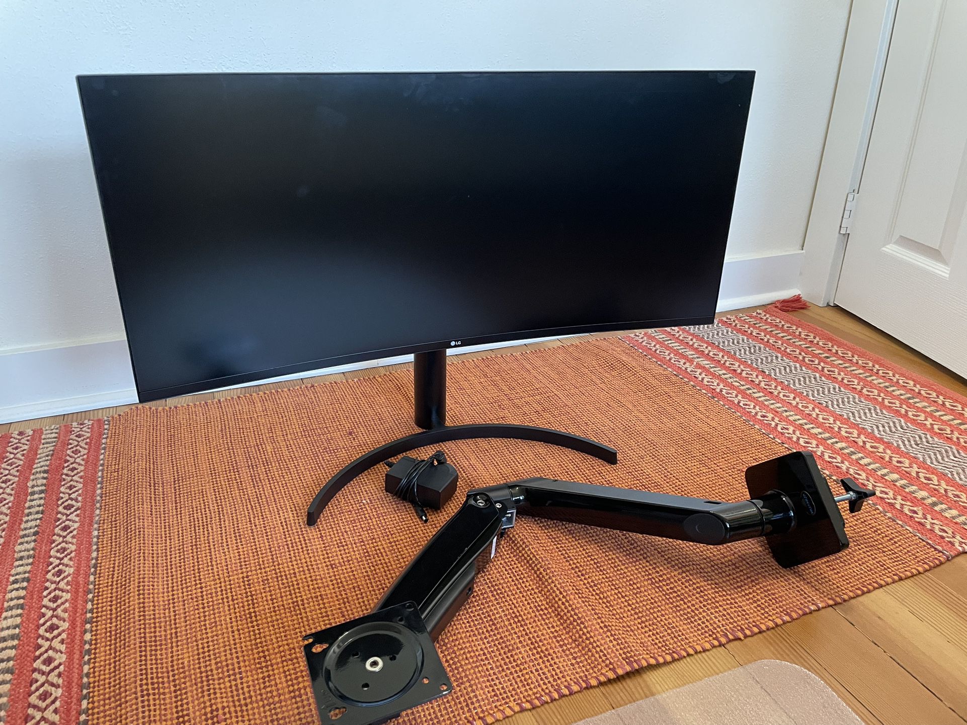 LG 35-inch Ultrawide Monitor With Arm!