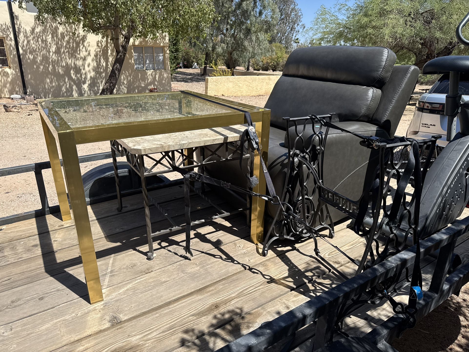 Nice gold metal table with glass top⚜️Can deliver if needed