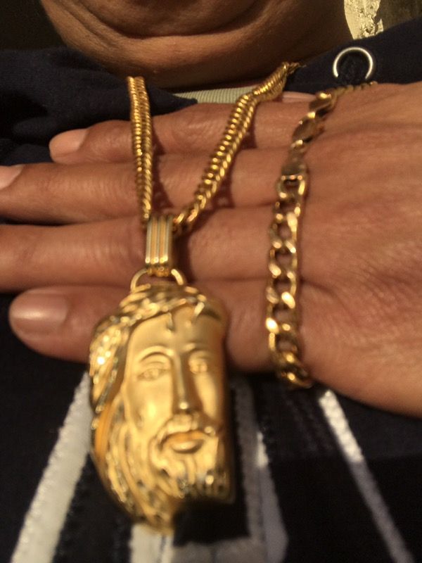 24" saudi gold necklace with pendant and bracelet . 21k gold authentic from saudi arabia.