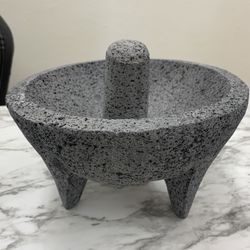 Molcajete hecho de piedra volcánica  Mide 9”