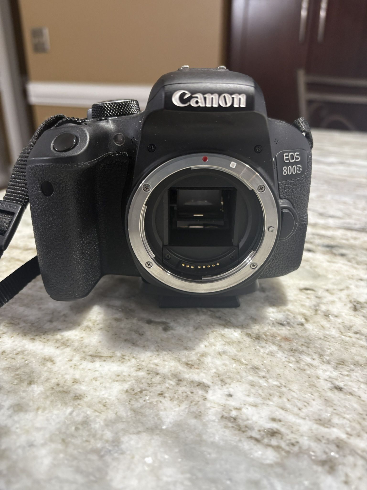 CANON EOS 800D BODY (batteries and charger included)
