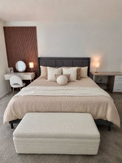 Brand New In Box！Queen Upholstered Platform Bed Frame with Charging Station & 9-Leg Support