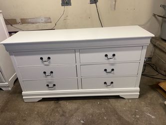 6 drawer. Dresser