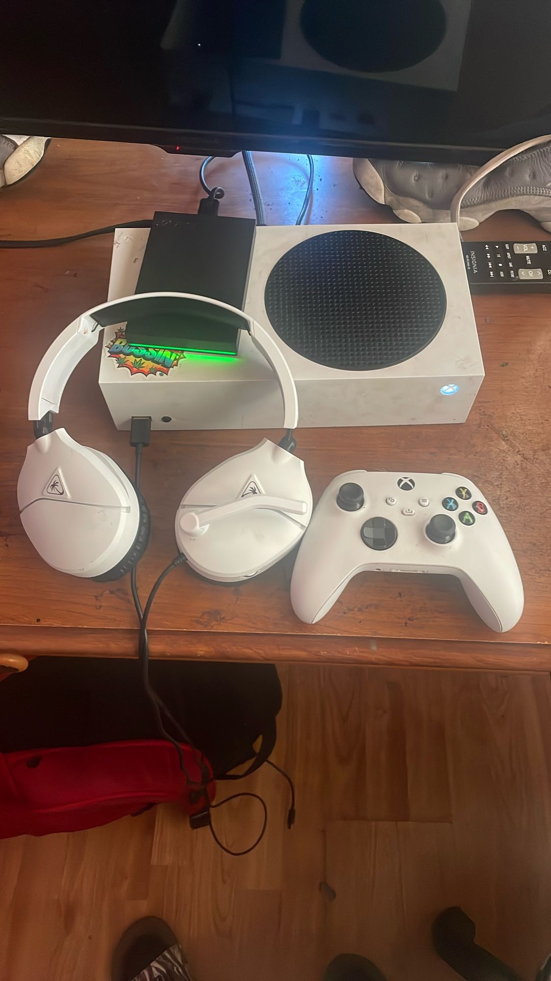 Xbox  Comes With A Monder And Headset And 1 Terbit