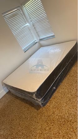 Queen mattress regular set with box spring ( 2pc brand new)