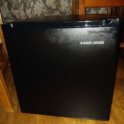 Black & Decker Mini Fridge 1.7 Cu. Ft Great Condition 