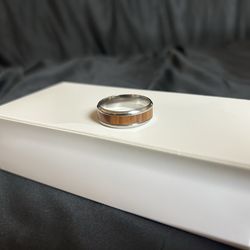 🪵 Men’s Silver & Wood Look Band Ring – Size 13 | Trades Welcome! This sharp ring features a wood-look center band with polished silver edges — a rust