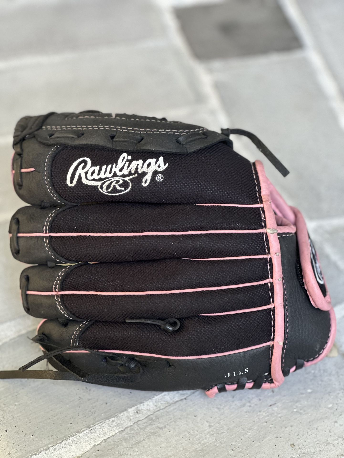 Girls Rawlings softball glove