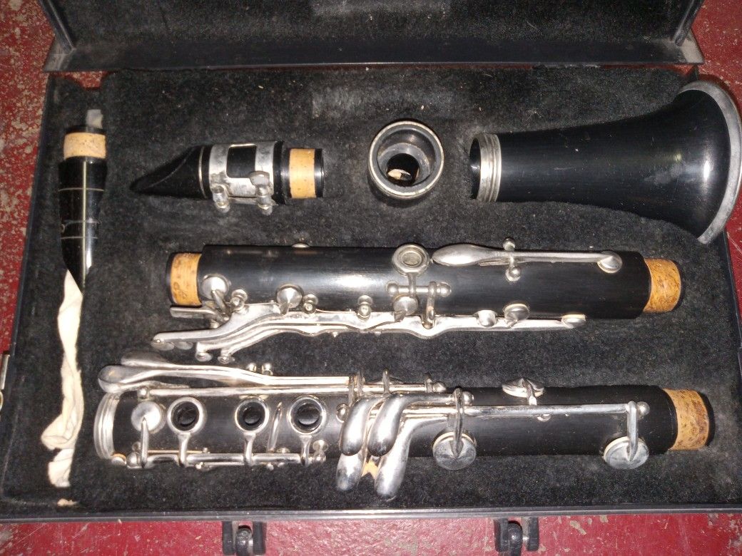 CLARINET  WITH CASE