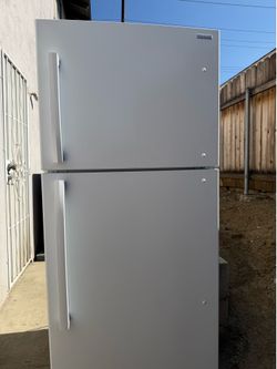 Insignia - 30 in. Wide 18 Cu. Ft. Top-Freezer Refrigerator with Handles