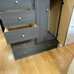 Wardrobe /Guardaropa 