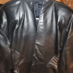 ADORABLE SHORT LEATHER ALMOST NEW LOOKING SIZE SMALL