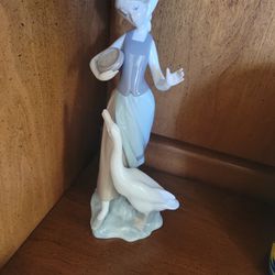 Lladro Figurine Lady With Swan