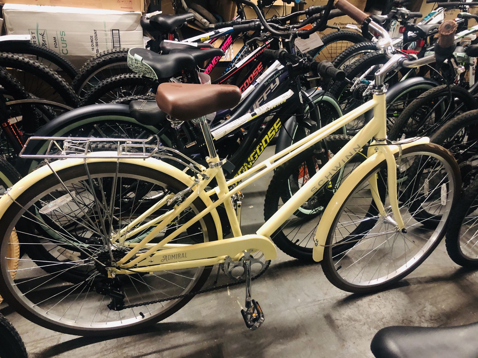 Schwinn Admiral hybrid bike, 7-speeds, 700c wheels, yellow
