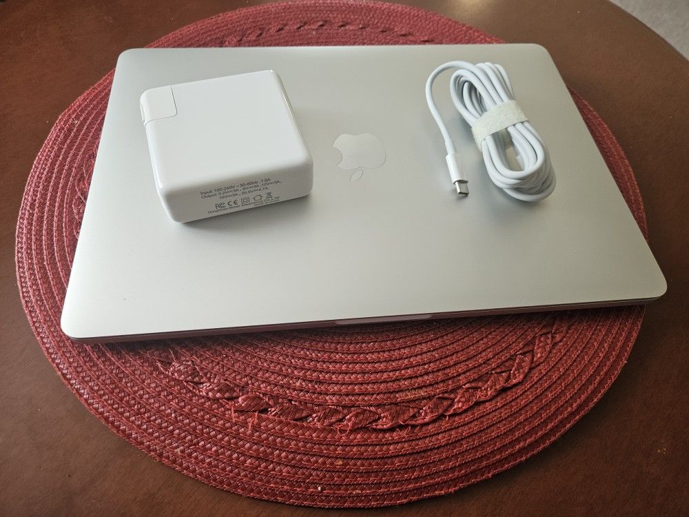 Apple Macbook Pro i5 16gb Ram 500gb SSD Drive 13"Screen w/Touchbar 2020 Excellent Condition