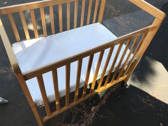 Crib with wheels